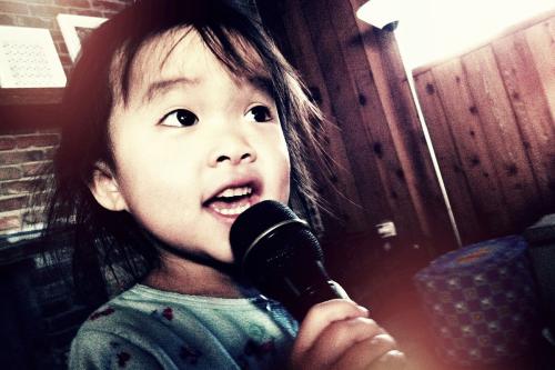 小孩學唱歌